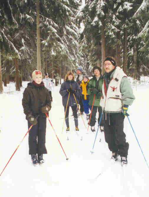 Gruppenbild mit Skiern